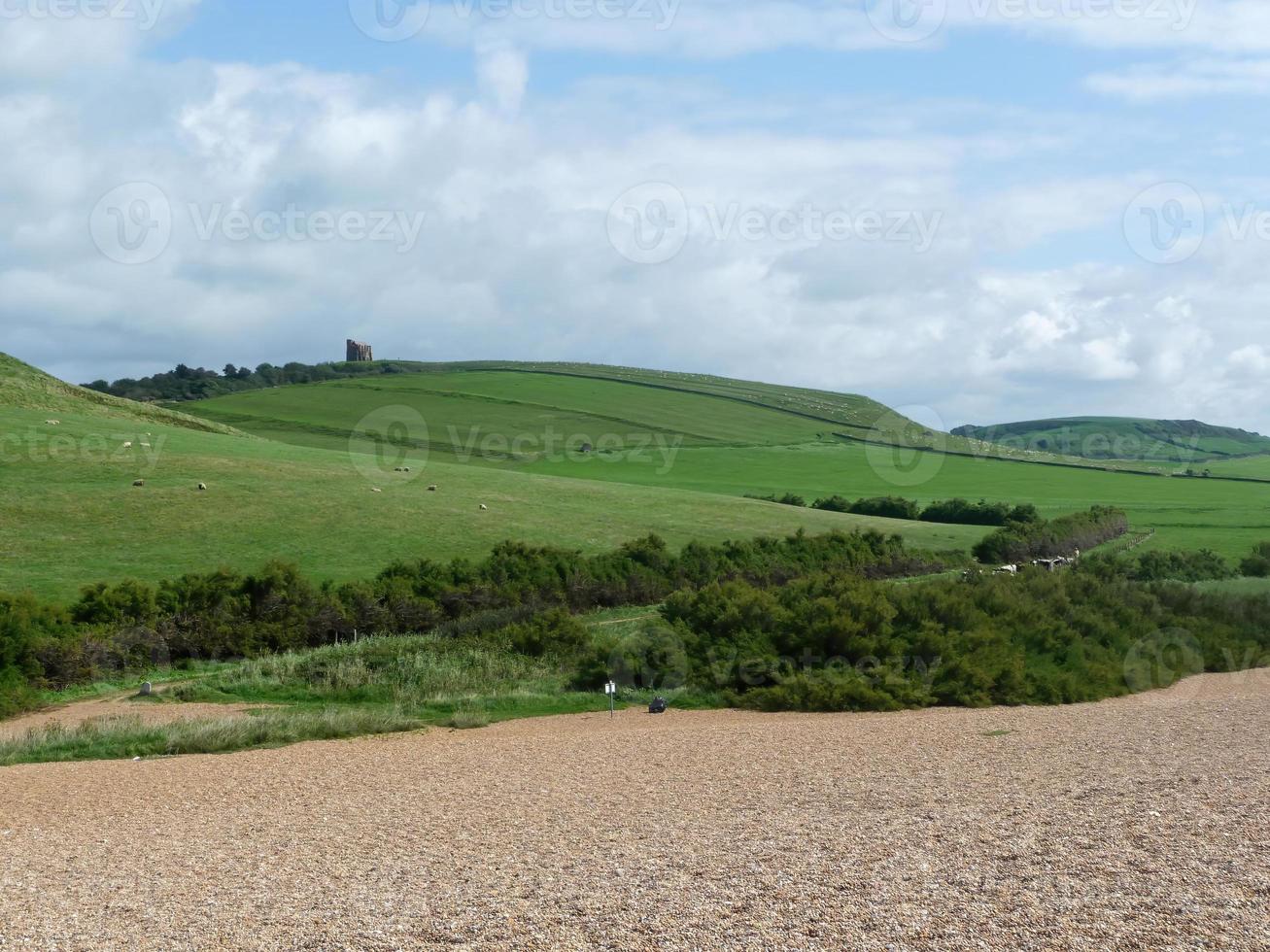 paesaggio con campi e cielo blu foto