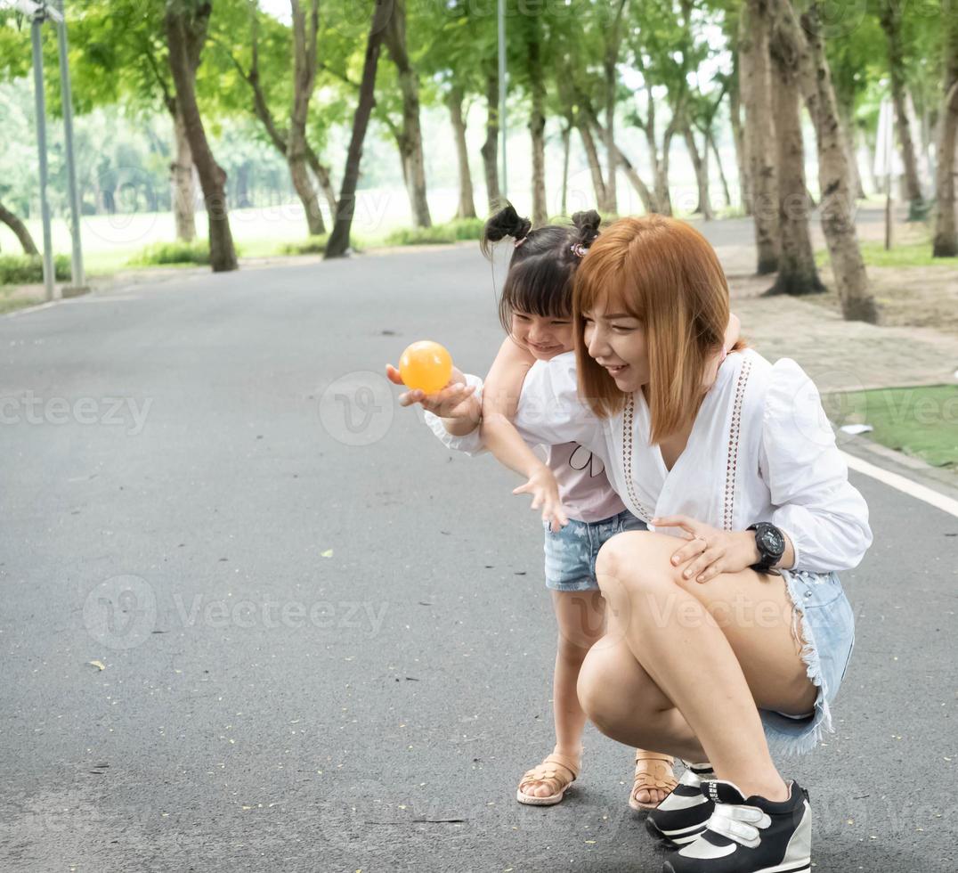 all'aperto natura parco verde strada pubblico vacanza famiglia genitore madre bambino bambino ritratto bellezza abbraccio coccola piega amore speranza picnic divertente stile di vita felice san valentino affari romanticismo matrimonio insieme foto