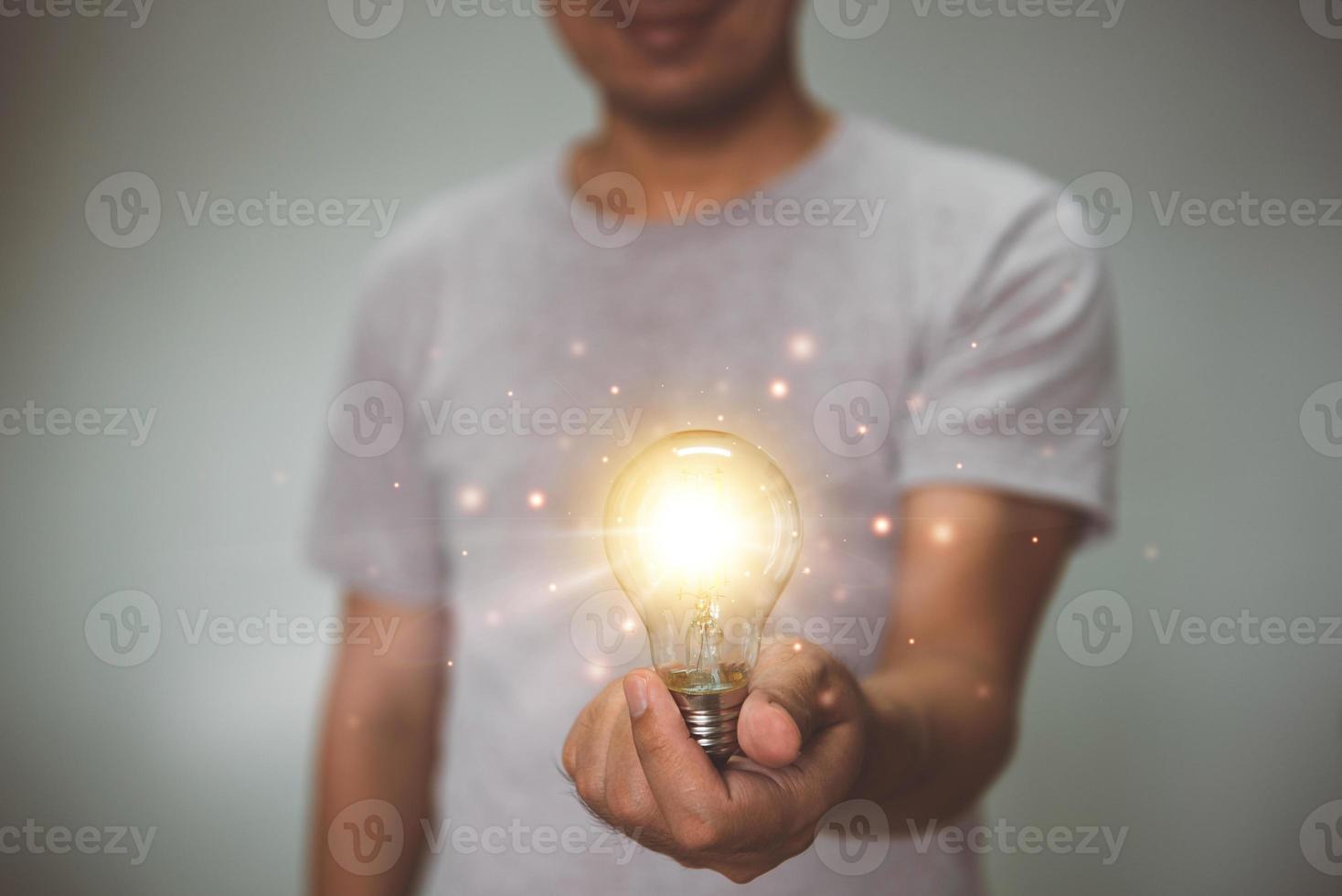 lampadina della tenuta della mano. idea con innovazione e ispirazione. foto