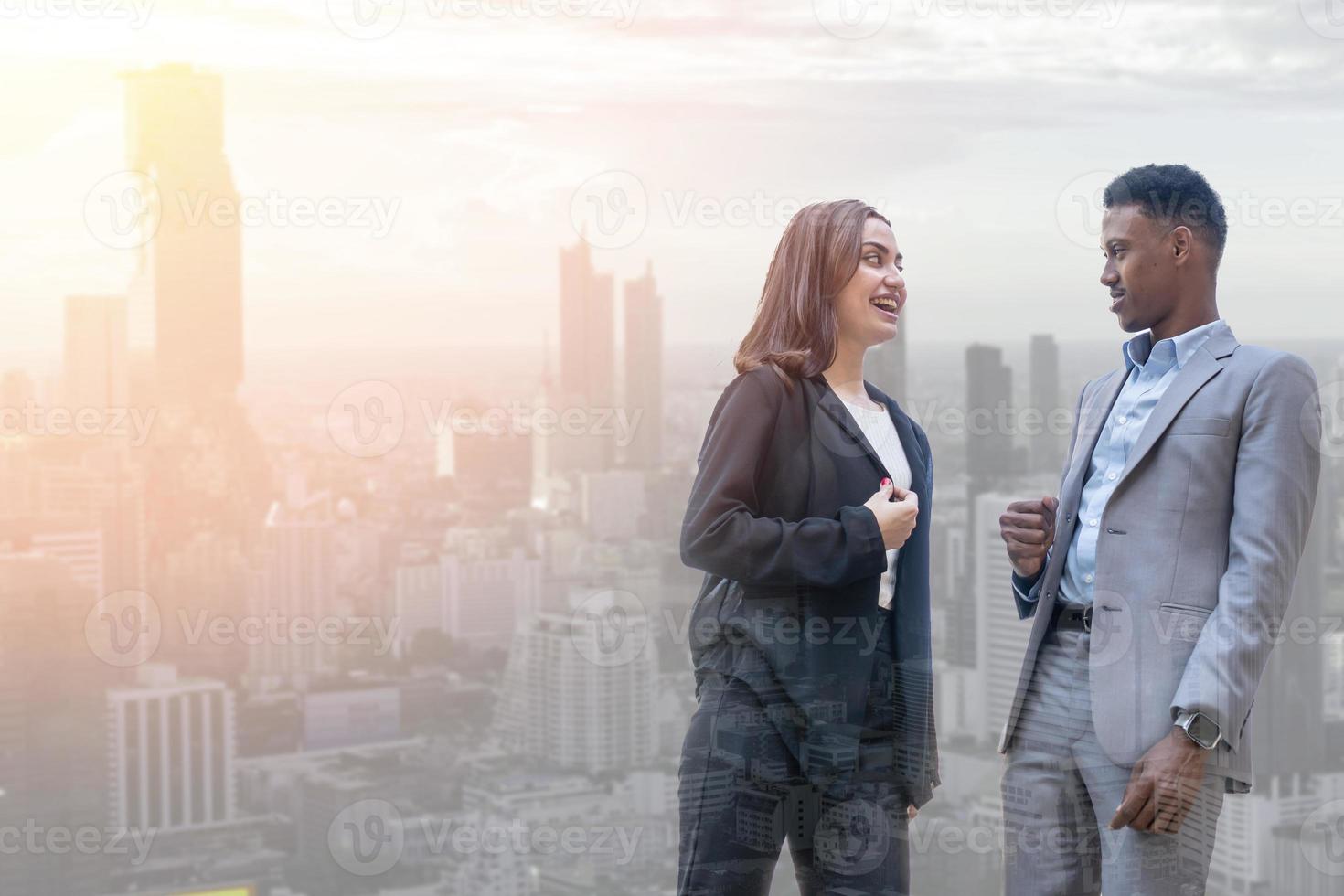 uomini d'affari che si incontrano parlando e condividendo le loro idee in città. team aziendale e concetto di lavoro di squadra. uomini d'affari in piedi fuori città a discutere di un nuovo progetto. foto