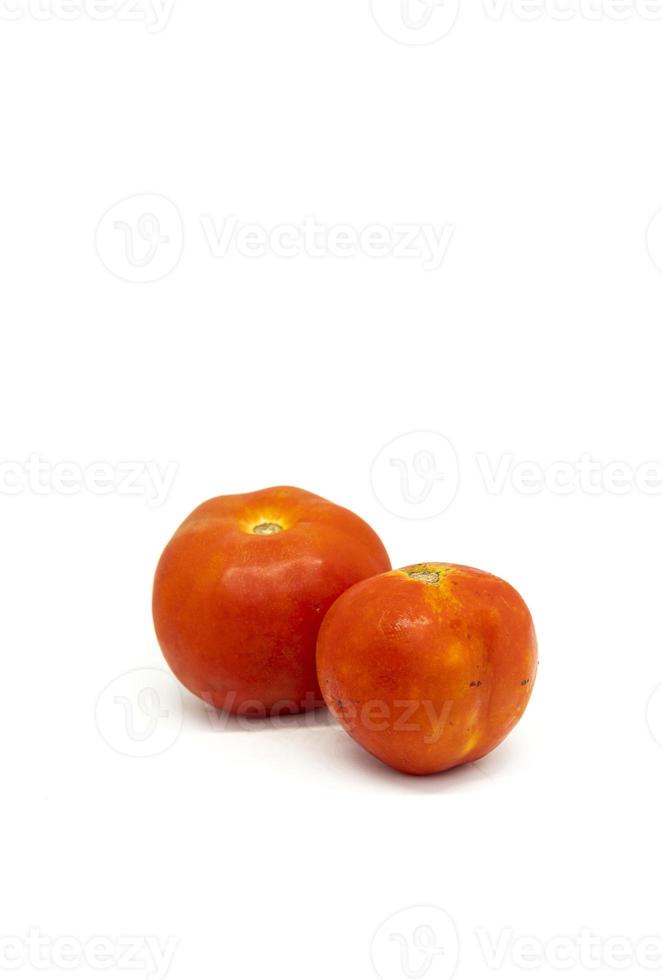 pomodori arancioni freschi su sfondo bianco foto