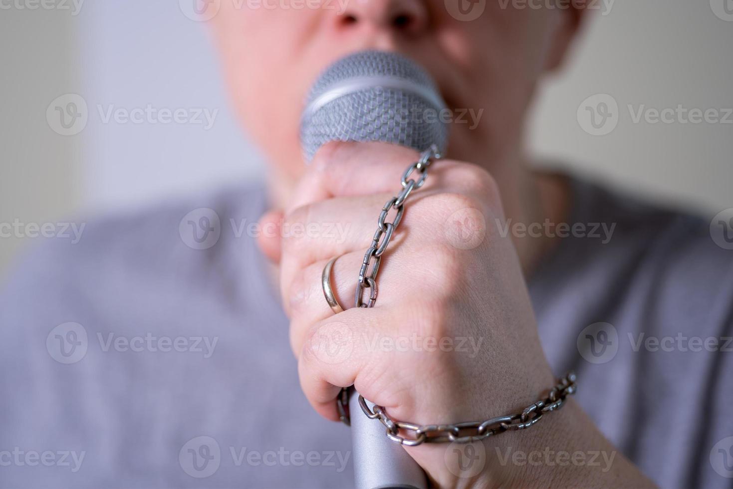 un uomo parla in un microfono in primo piano. foto