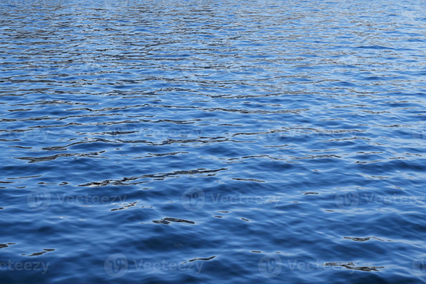 sfondo di acqua di mare blu scuro con increspature foto