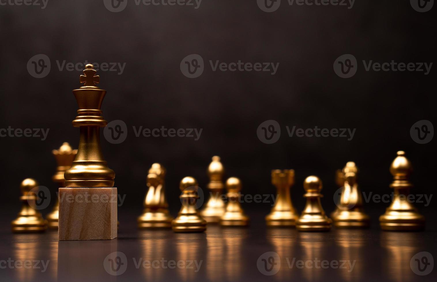 scacchi del re d'oro in piedi su un supporto di legno. il concetto di leader nelle buone organizzazioni deve avere una visione e può prevedere le tendenze del business e valutare i concorrenti foto