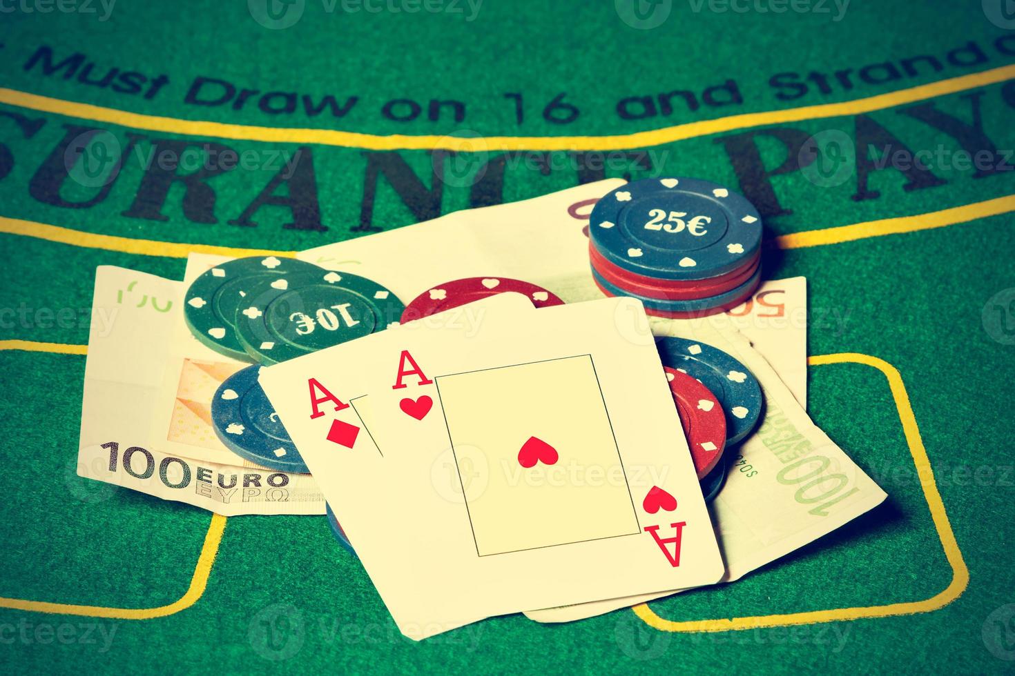 due assi su un tavolo da poker con fiches e banconote da poker. immagine orizzontale. stile vintage. foto