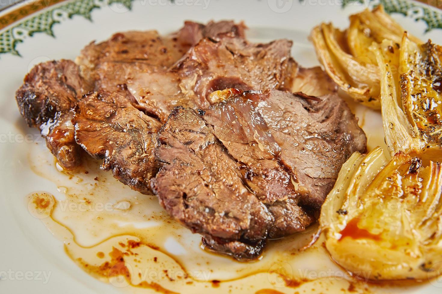 costine di manzo al forno stufato di cicoria. cibo francese gourmet foto