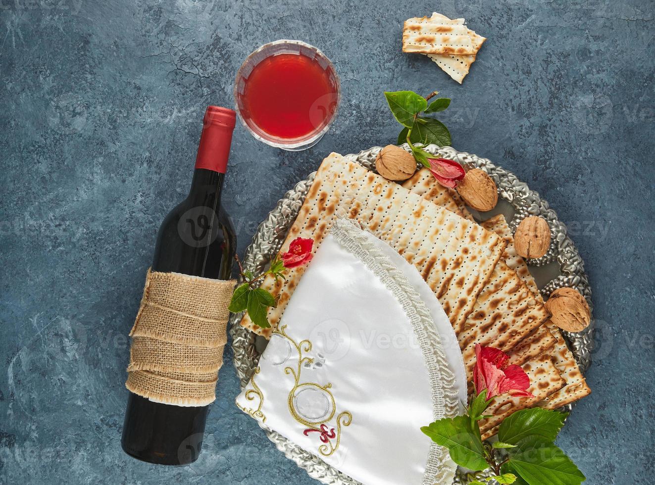 concetto di celebrazione di pesach - festa della Pasqua ebraica. matzah sul piatto tradizionale del seder foto
