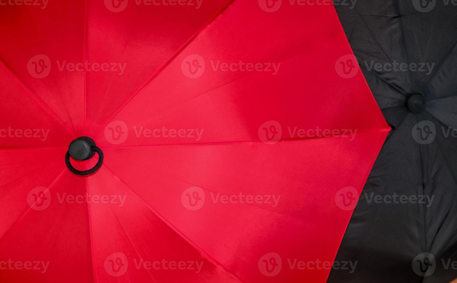 vista ravvicinata sulle superfici colorate di un ombrello antipioggia foto