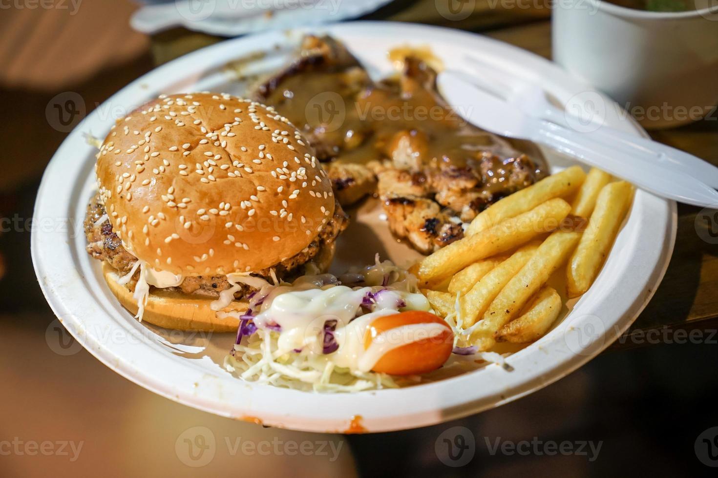 hamburger di foodtruck, a basso prezzo con frenchfried., bangkok, thailandia foto