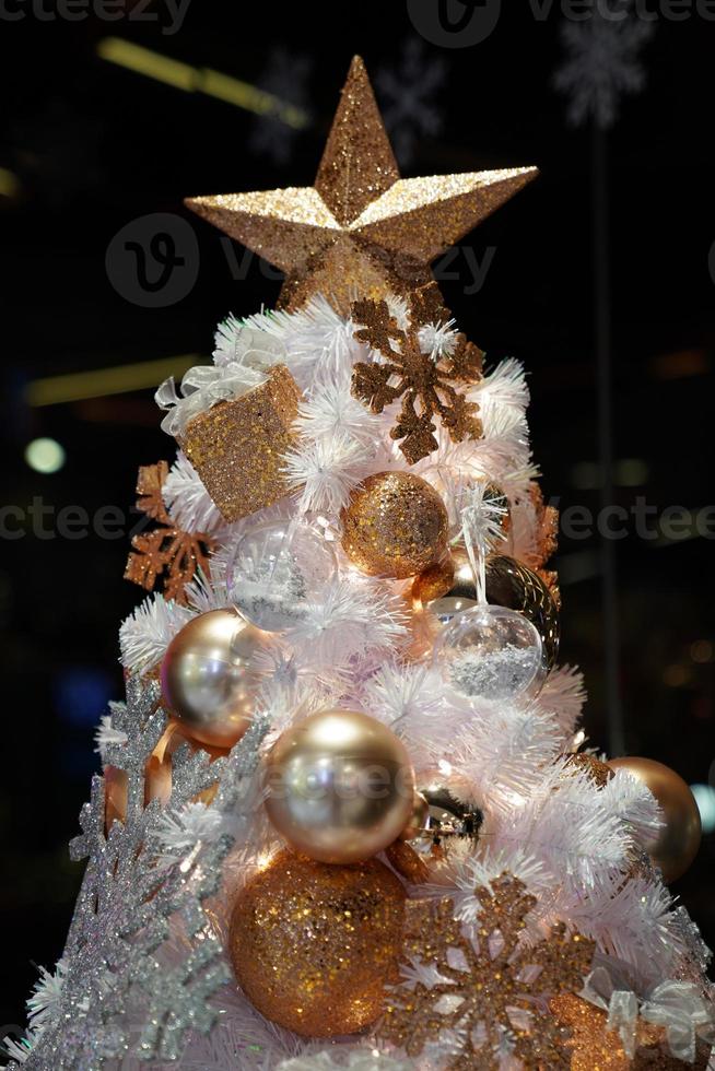 decorazione a tema natale oro con fiocco e confezione regalo. foto