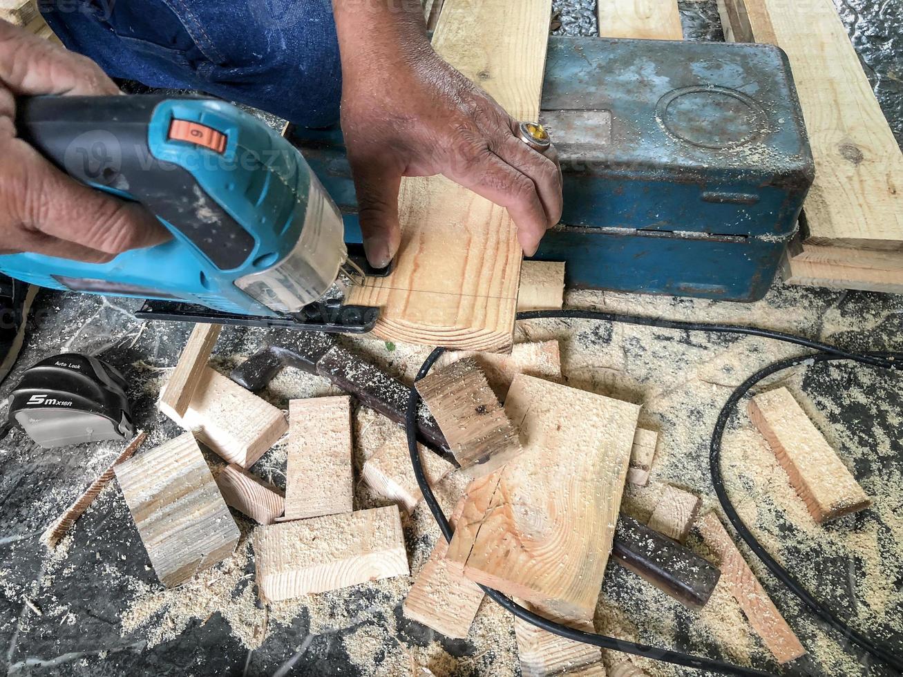 il falegname segava il legno. foto