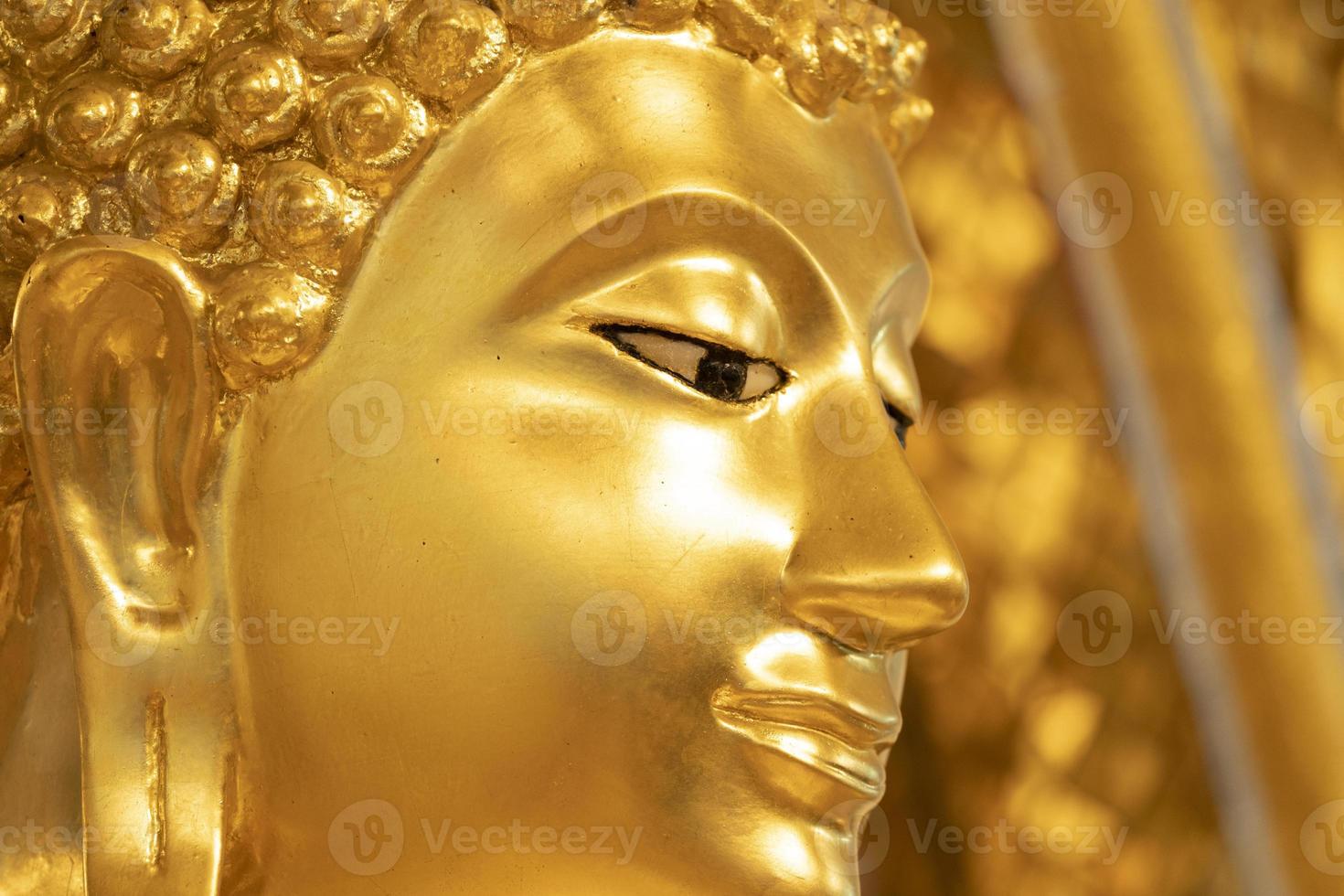 primo piano statua di buddha d'oro faccia per lo sfondo. foto