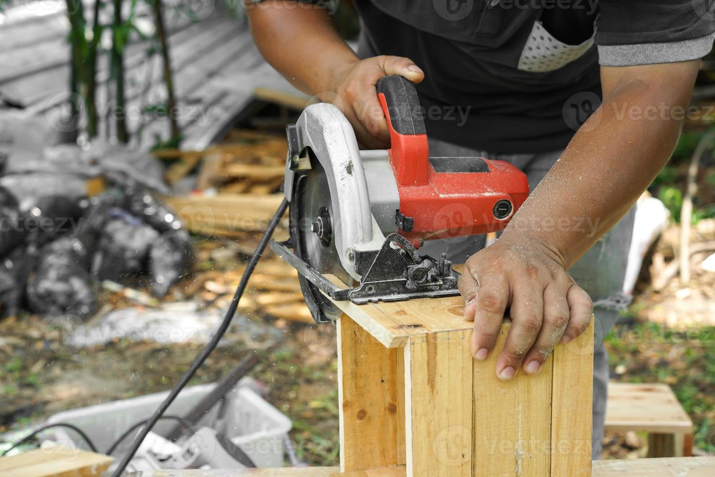 il falegname asiatico sta segando il legno. foto