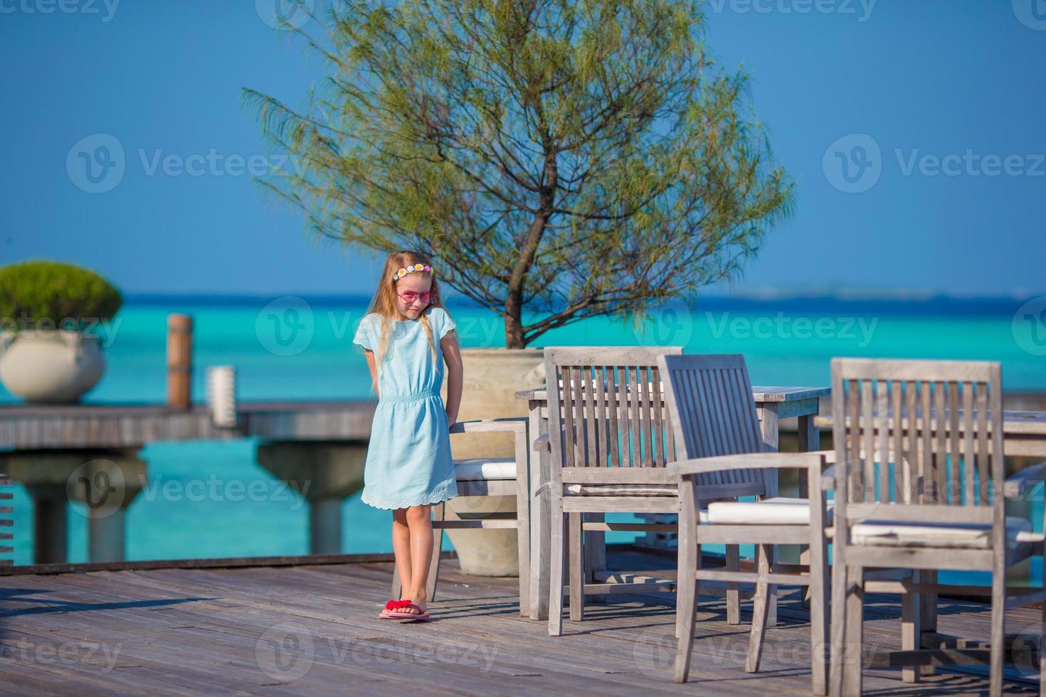 adorabile bambina in spiaggia durante le vacanze estive foto