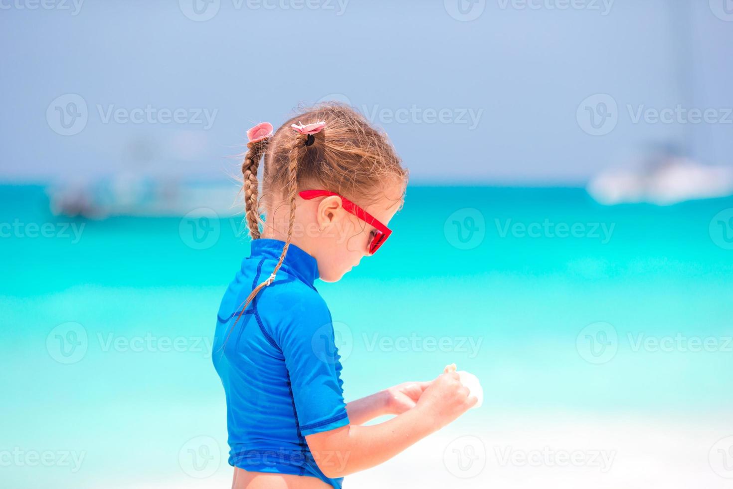 adorabile bambina in spiaggia tropicale durante le vacanze estive foto