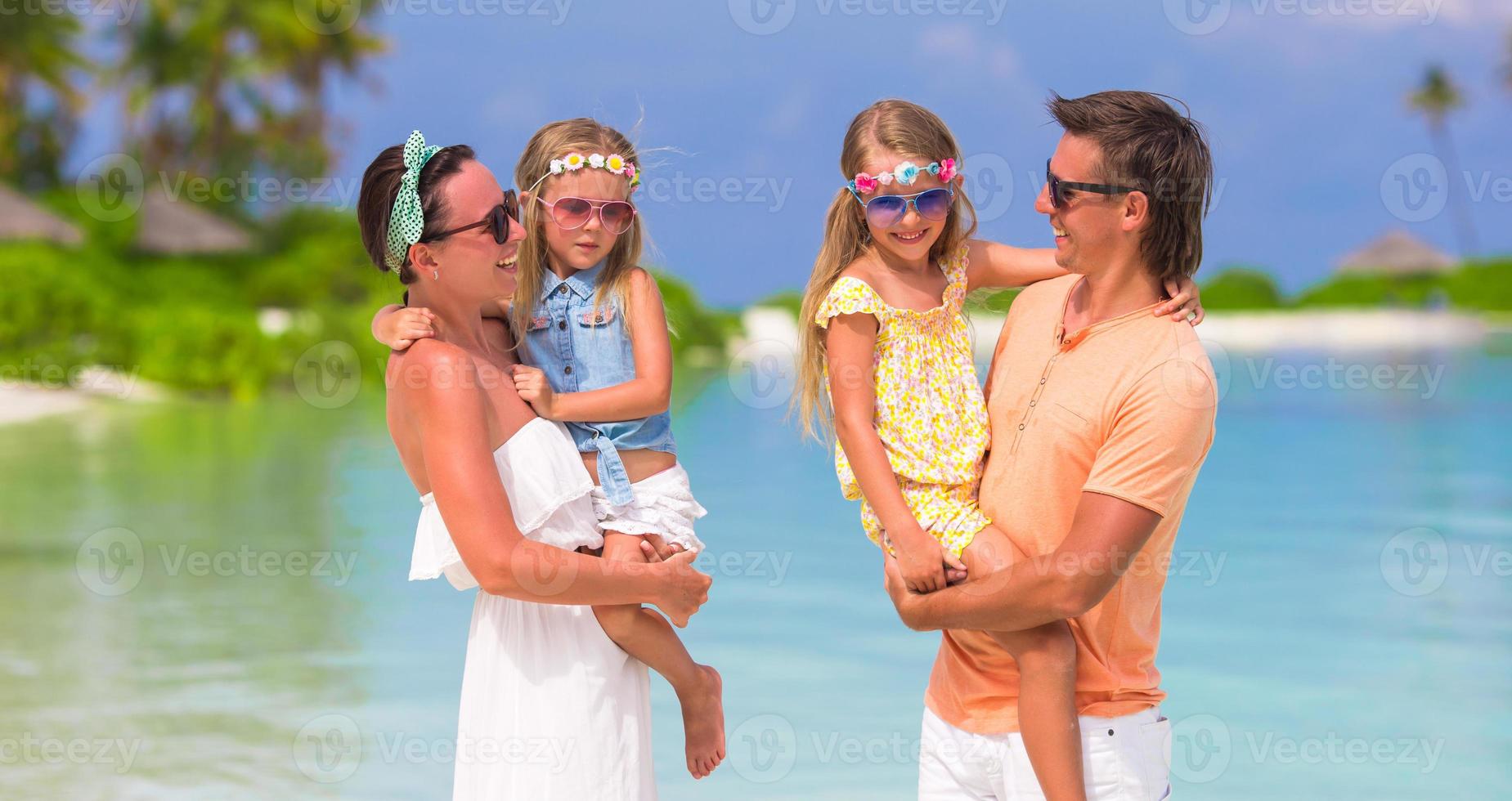 la famiglia felice durante le vacanze estive si diverte foto