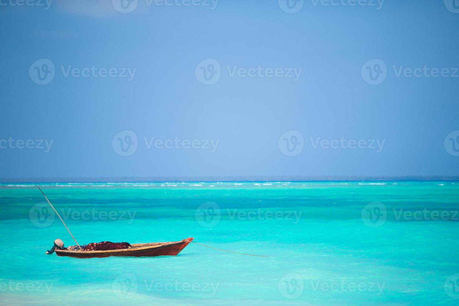 barca da pesca in legno sul mare dell'isola di zanzibar foto