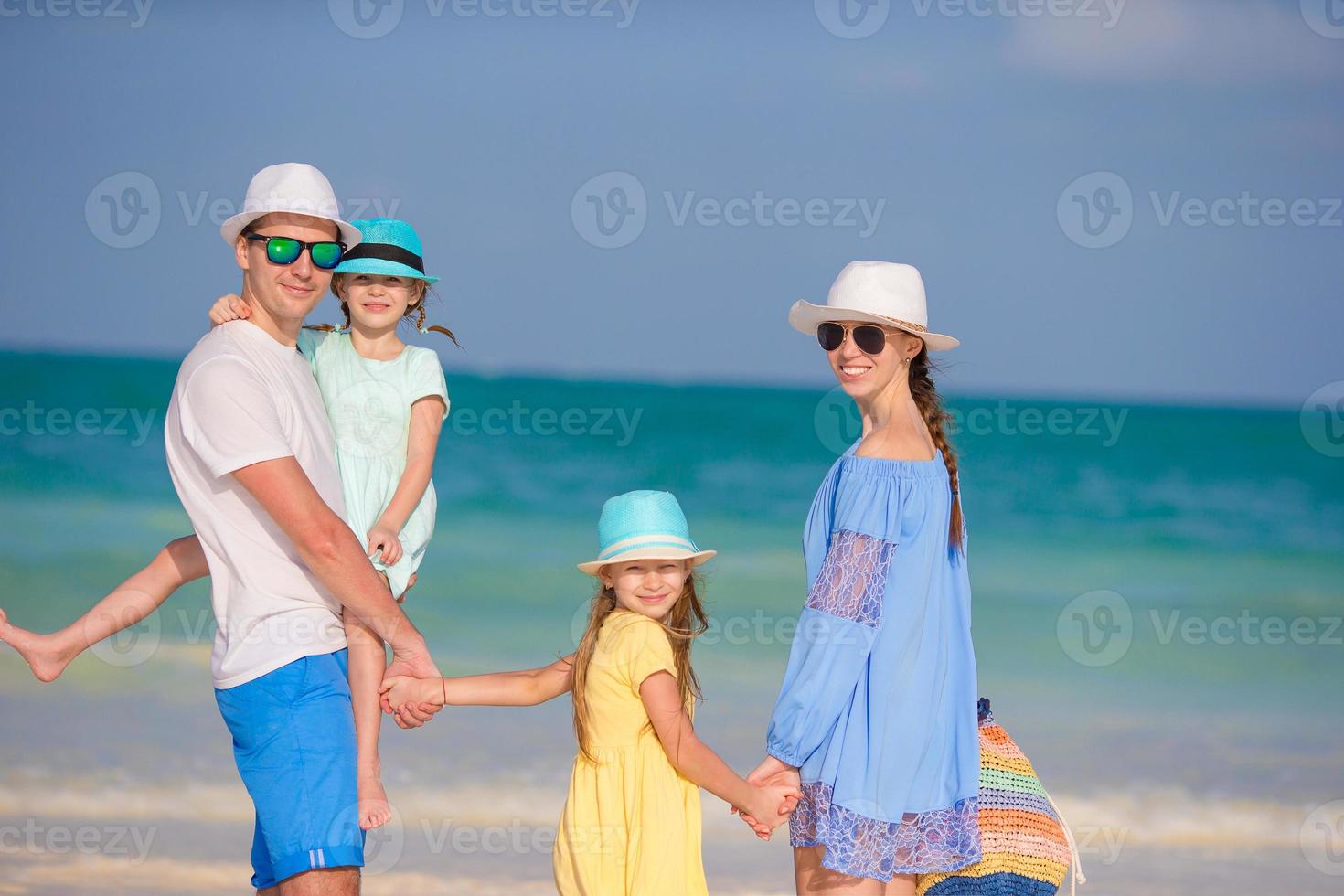 giovane famiglia in vacanza foto