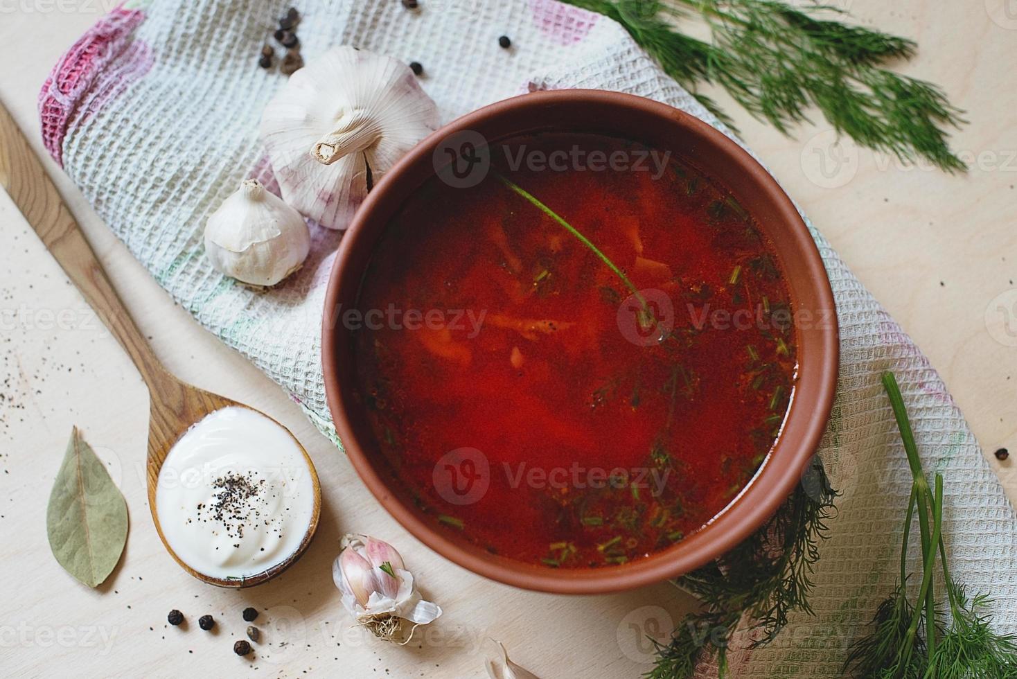 zuppa di barbabietola, sanguinante piatto ucraino nazionale su fondo di legno. BORSHT. foto
