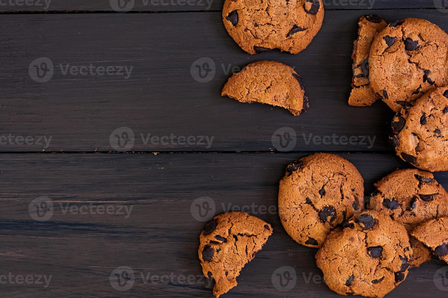 biscotti con cioccolato su fondo di legno scuro foto