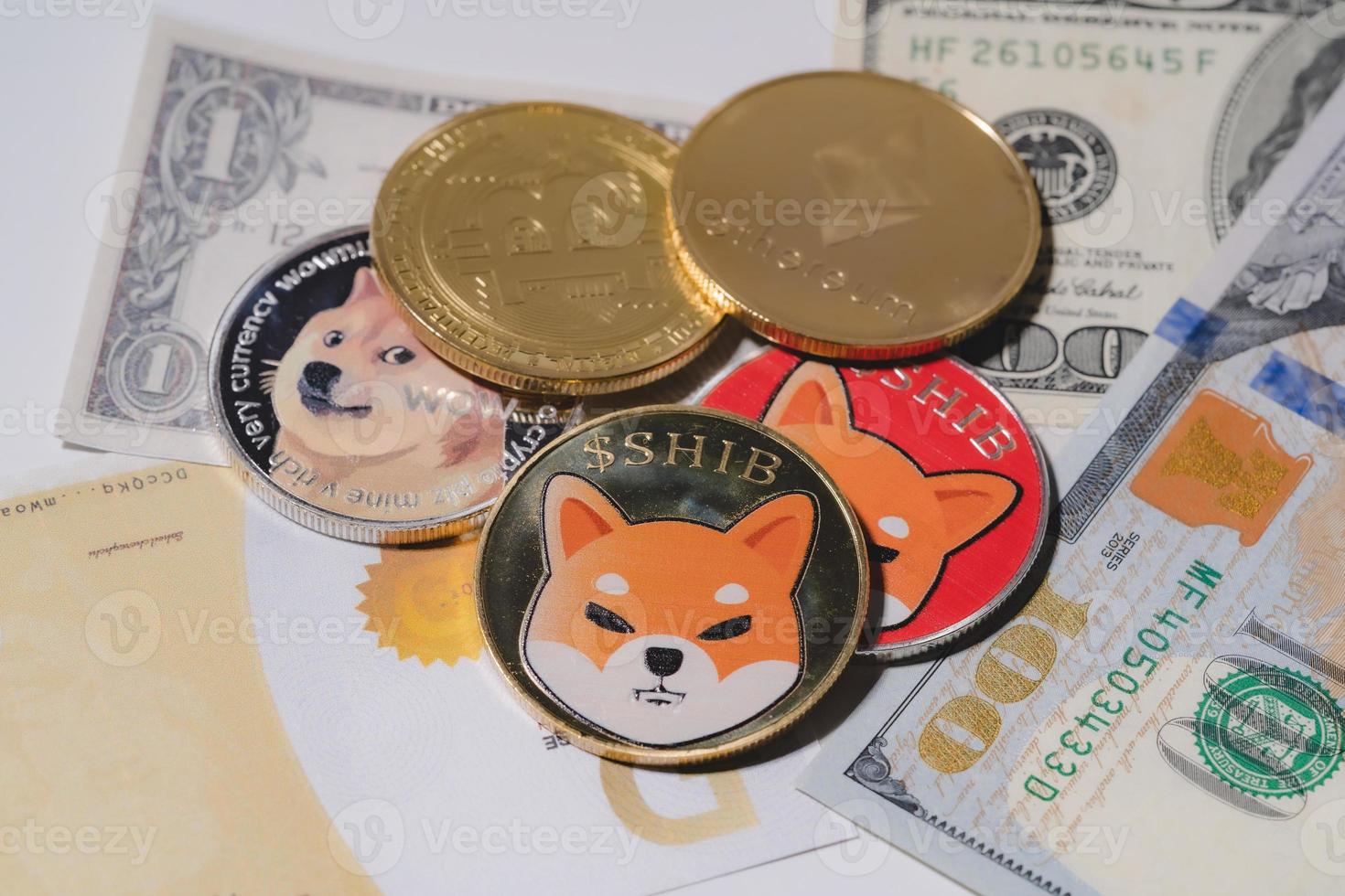 dogecoin doge, bitcoin, ethereum eth, moneta shiba, inclusa con criptovaluta moneta in pila 100 nuovi dollari americani soldi tecnologia blockchain virtuale americana il futuro è denaro concetto vicino foto