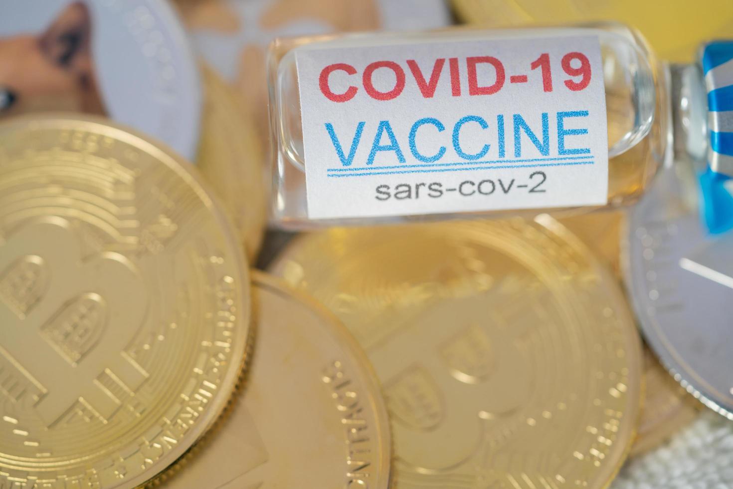 ampolle vaccino covid 19 coronavirus su gruppo di dogecoin doge incluso con moneta criptovaluta bitcoin, ethereum eth, simbolo della moneta binance tecnologia blockchain virtuale il futuro è il concetto di denaro. foto