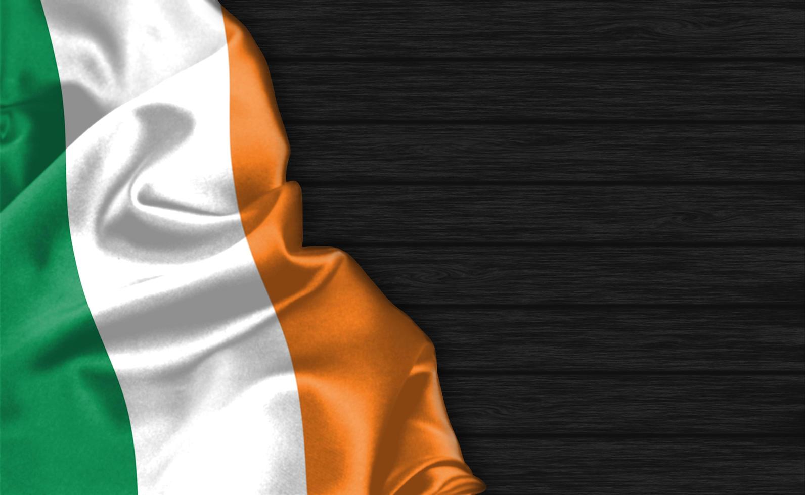 Primo piano della rappresentazione 3d della bandiera dell'Irlanda foto