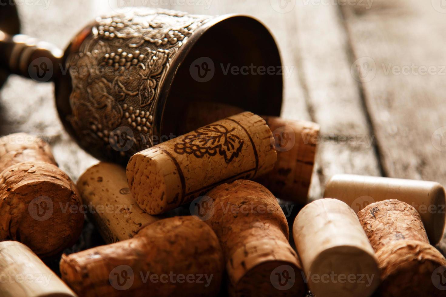 calice medievale e tappi per vino foto