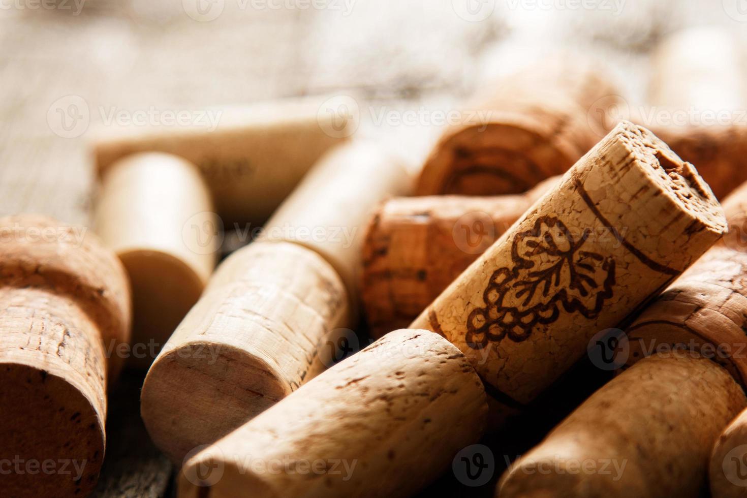 tappi per vino su fondo in legno foto