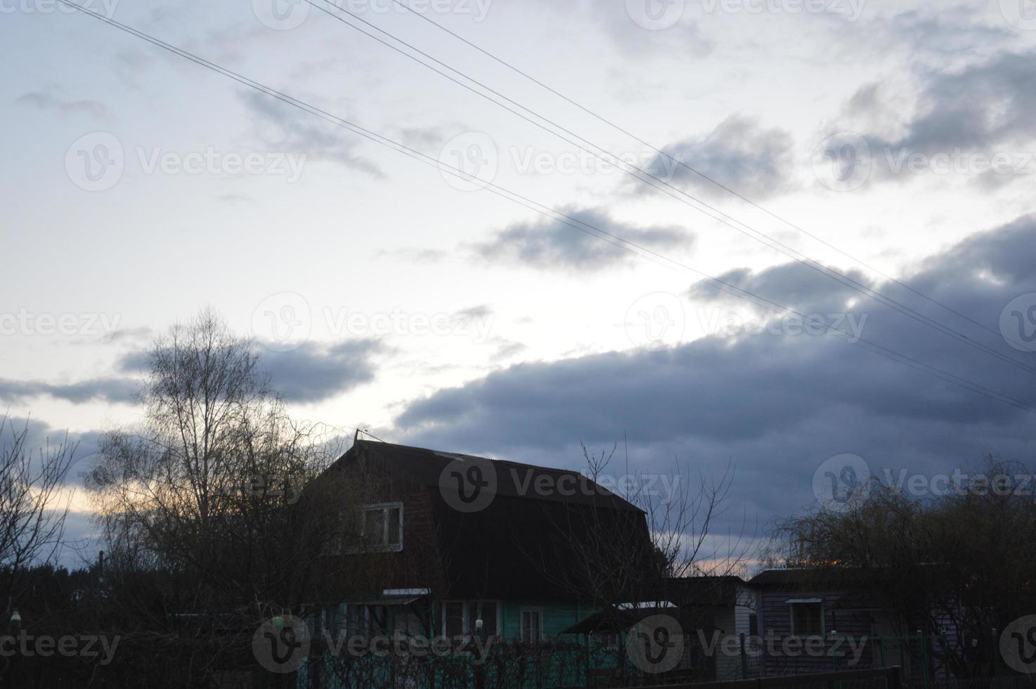 nuvole temporalesche la sera sul cielo del villaggio foto