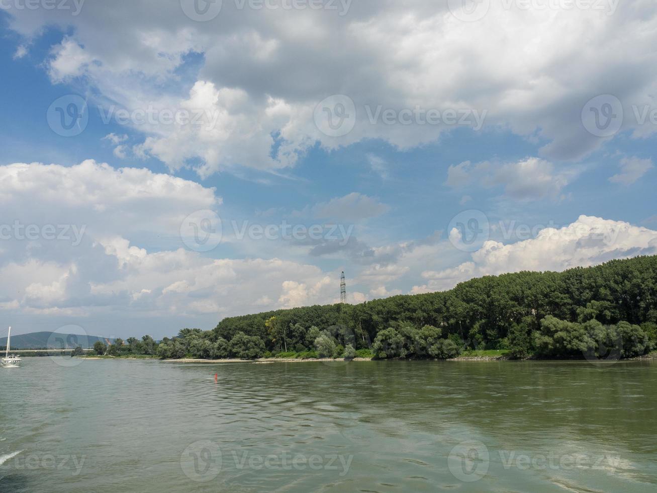 bratislava presso il fiume Danubio foto