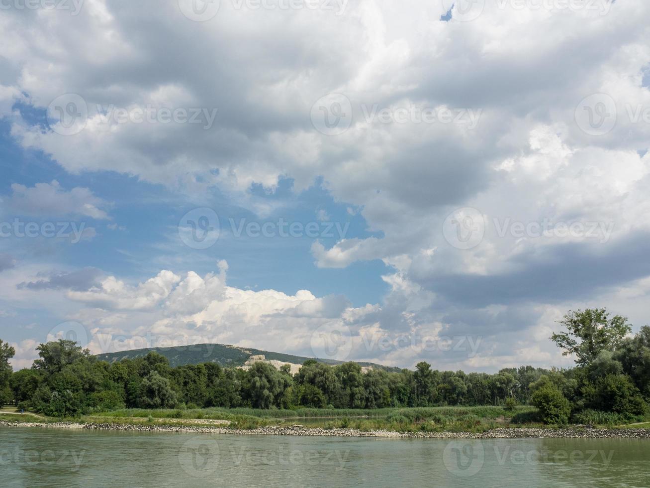 bratislava presso il fiume Danubio foto