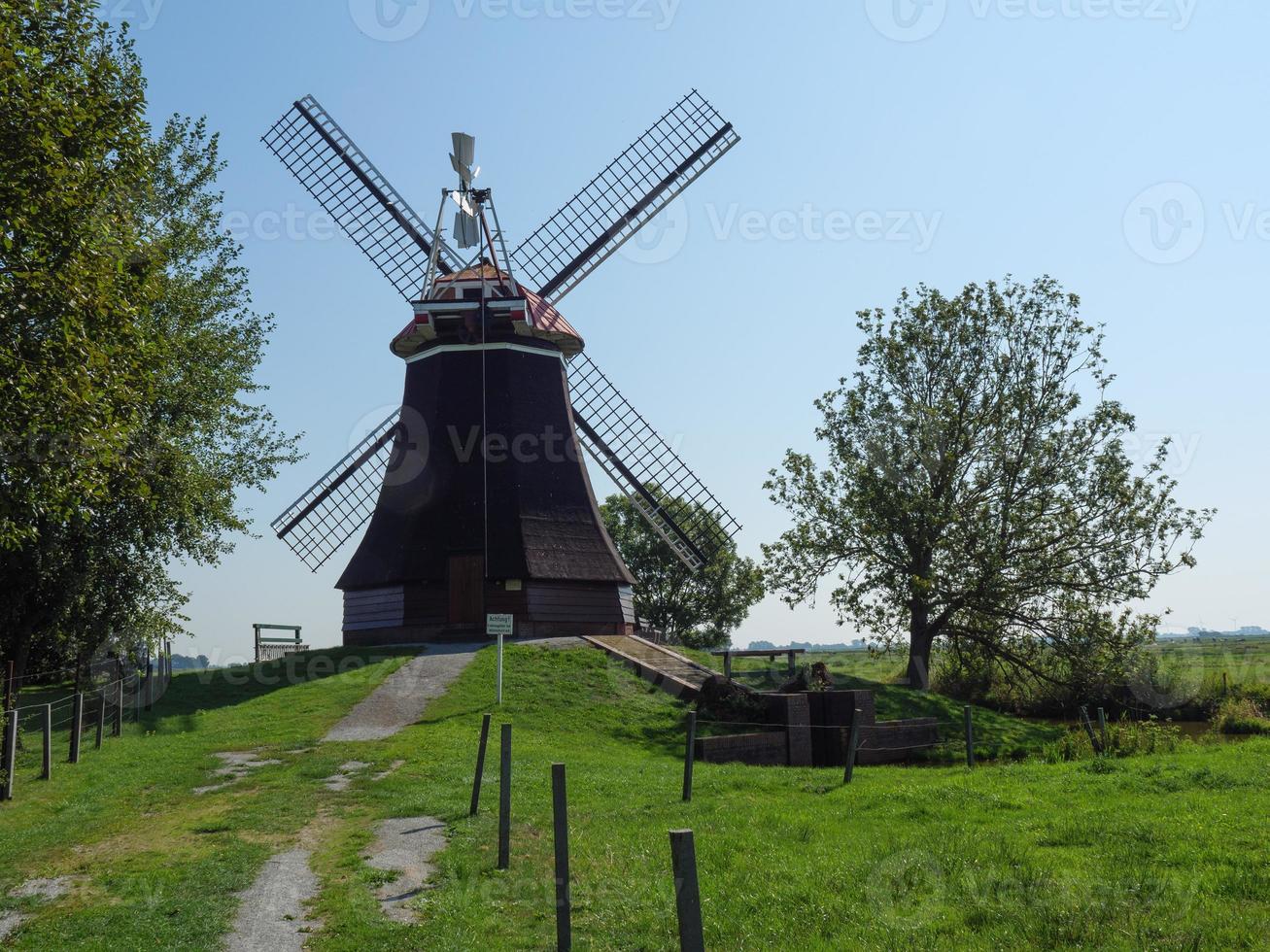 il villaggio di ditzum sul fiume ems foto