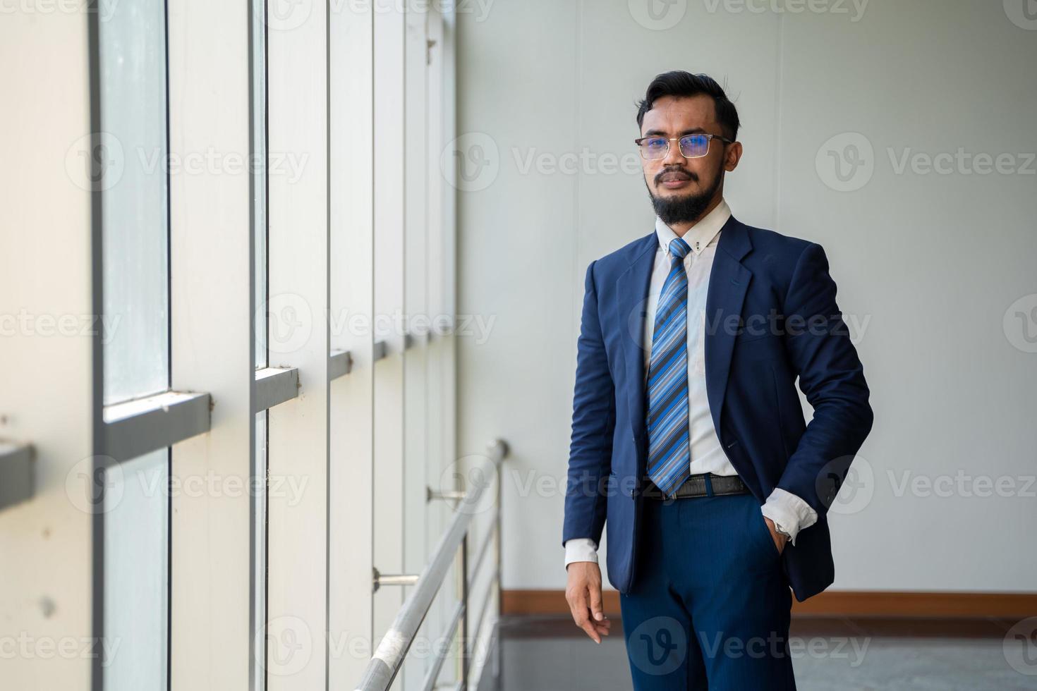 giovane uomo d'affari in piedi vicino alla finestra foto