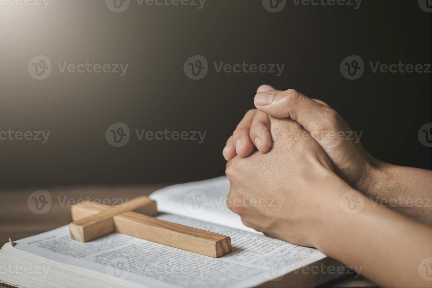 le donne pregano Dio con la Bibbia e la croce del mattino. la donna prega per la benedizione di Dio di desiderare una vita migliore. preghiera di crisi della vita cristiana a dio. foto