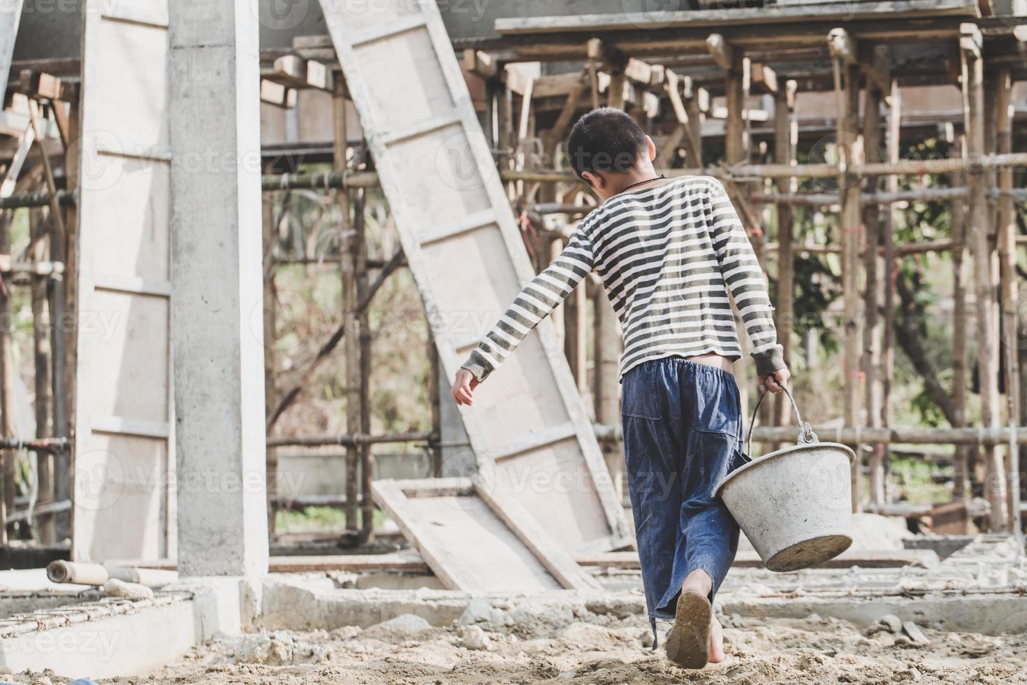 il concetto di lavoro minorile, i bambini poveri sono costretti a lavorare nell'edilizia, i bambini violenti e il concetto di tratta, la giornata dei diritti, la giornata mondiale contro il concetto di lavoro minorile foto