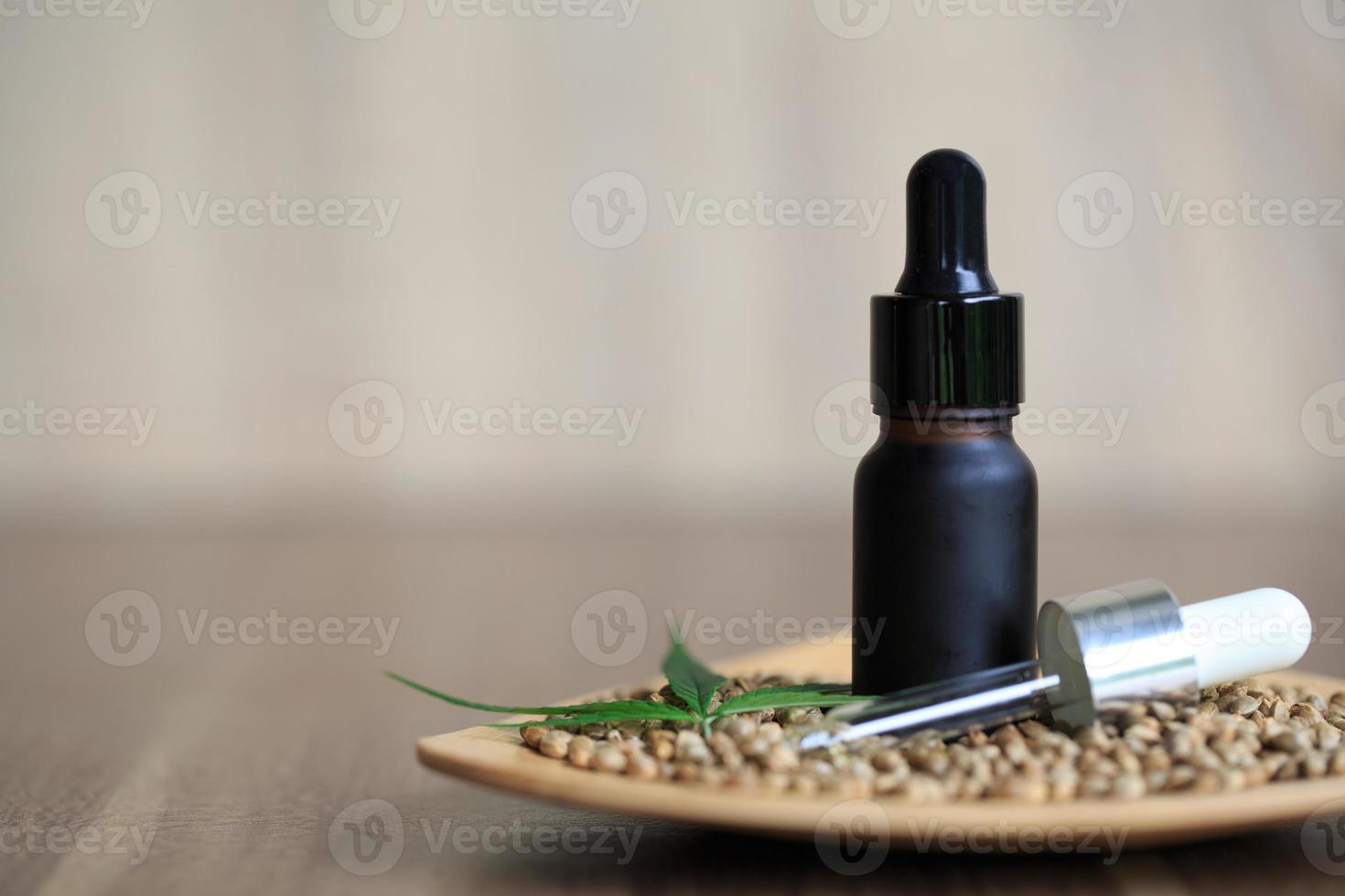 prodotti di canapa all'olio di cbd, cannabis medicinale con olio estratto in una bottiglia. concetto di cannabis medica foto