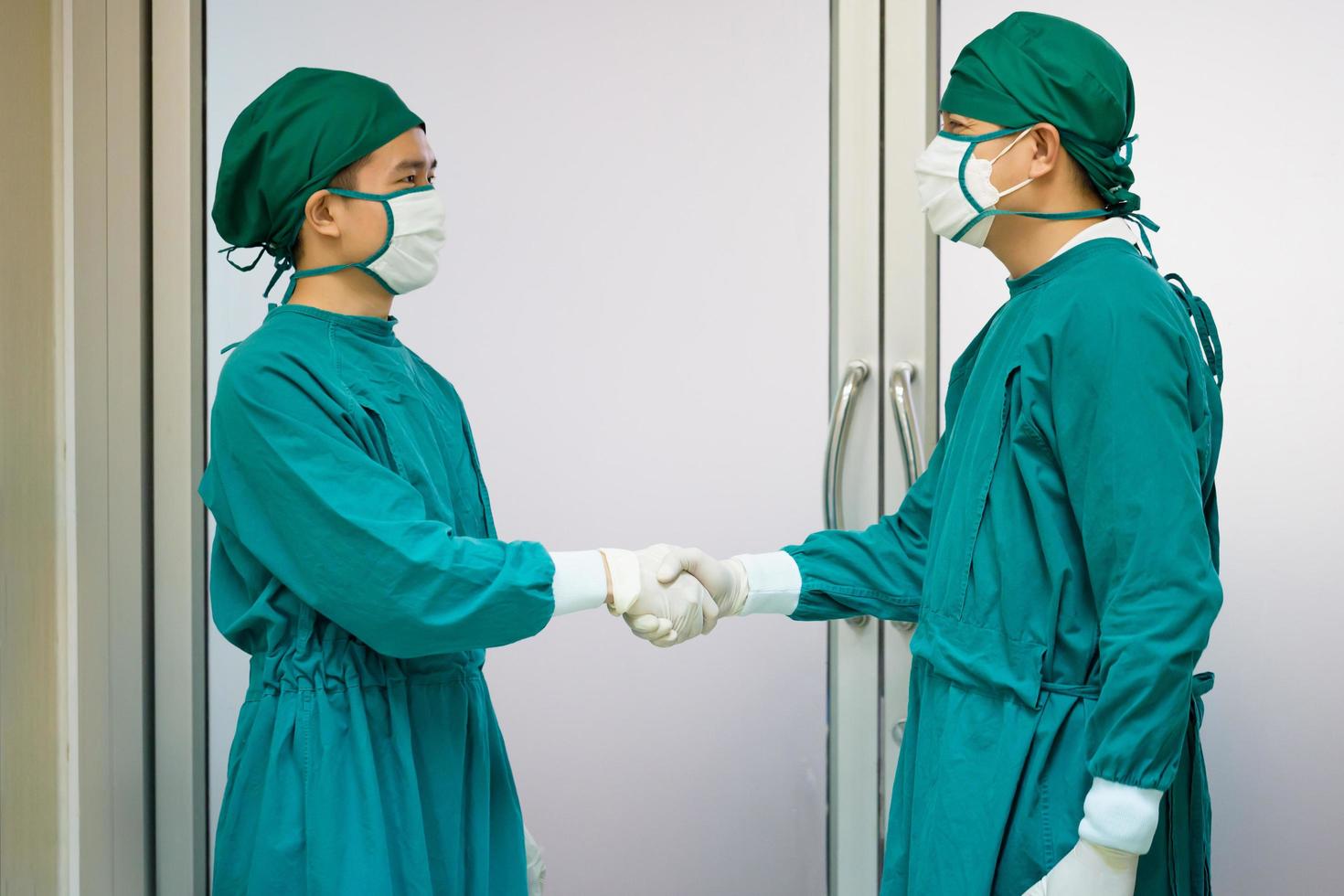 medici professionisti che eseguono interventi chirurgici. chirurgo persone mediche concetti di handshake, successo e lavoro di squadra foto