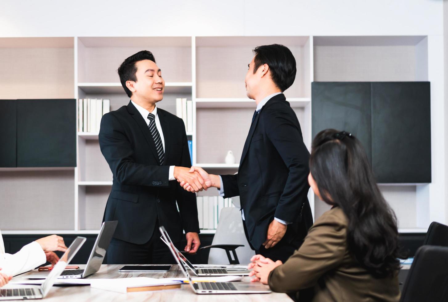 concetto di lavoro di squadra di successo e felicità, stretta di mano dell'uomo d'affari che finisce una partnership commerciale di incontro dopo un buon affare foto