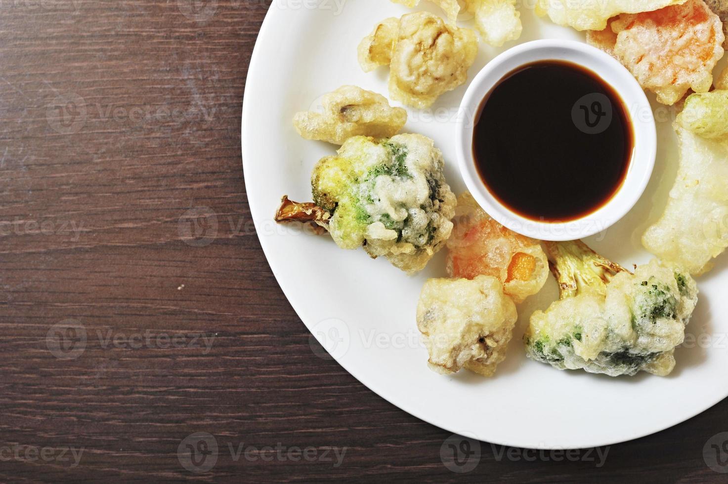 piatto di tempura assortito con sorgente di immersione foto