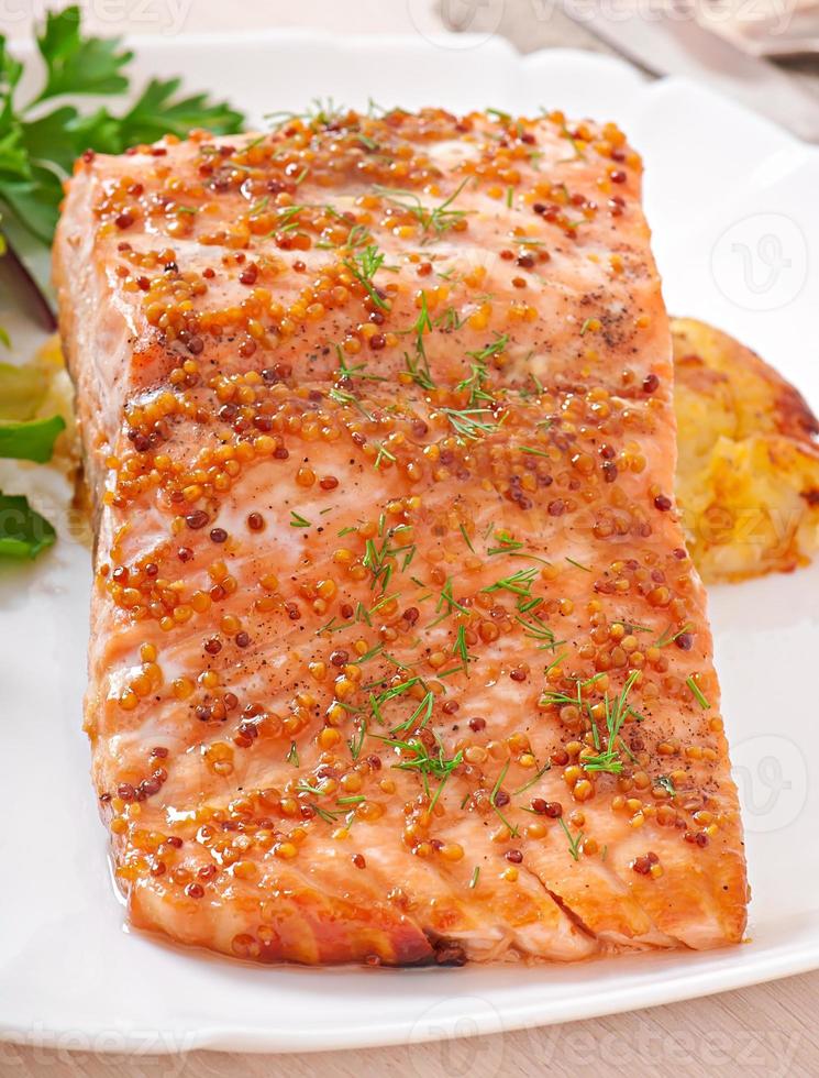 salmone al forno con salsa di miele e senape e patate gratinate foto