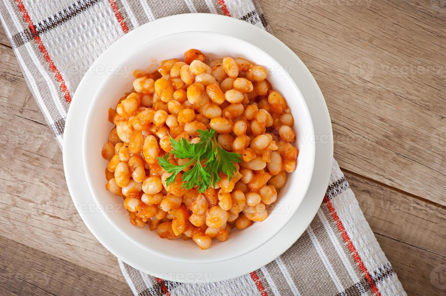 fagioli bianchi stufati in salsa di pomodoro foto