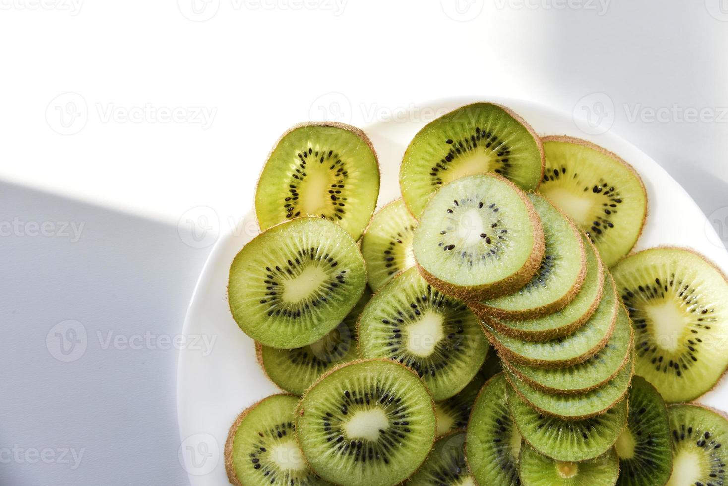 kiwi affettato su un piatto bianco foto