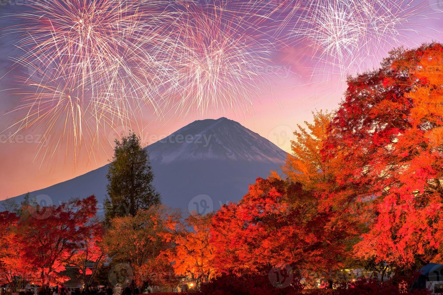 celebrazione dei fuochi d'artificio con la montagna fuji sul giardino di aceri foto