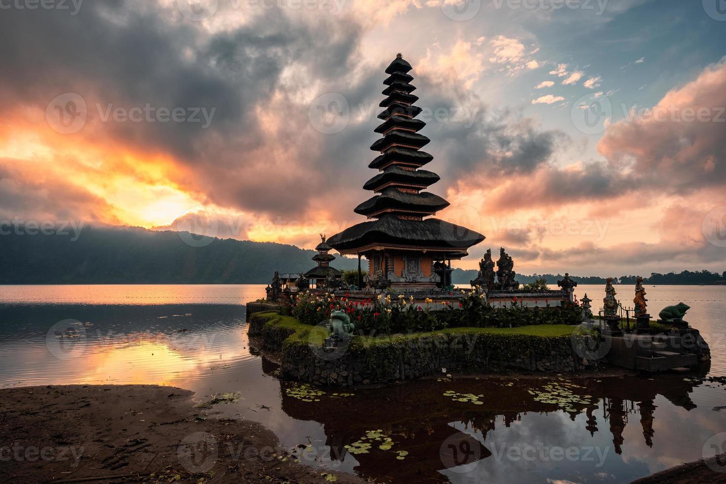 alba sull'antico tempio di pura ulun danu bratan sul lago a bali foto