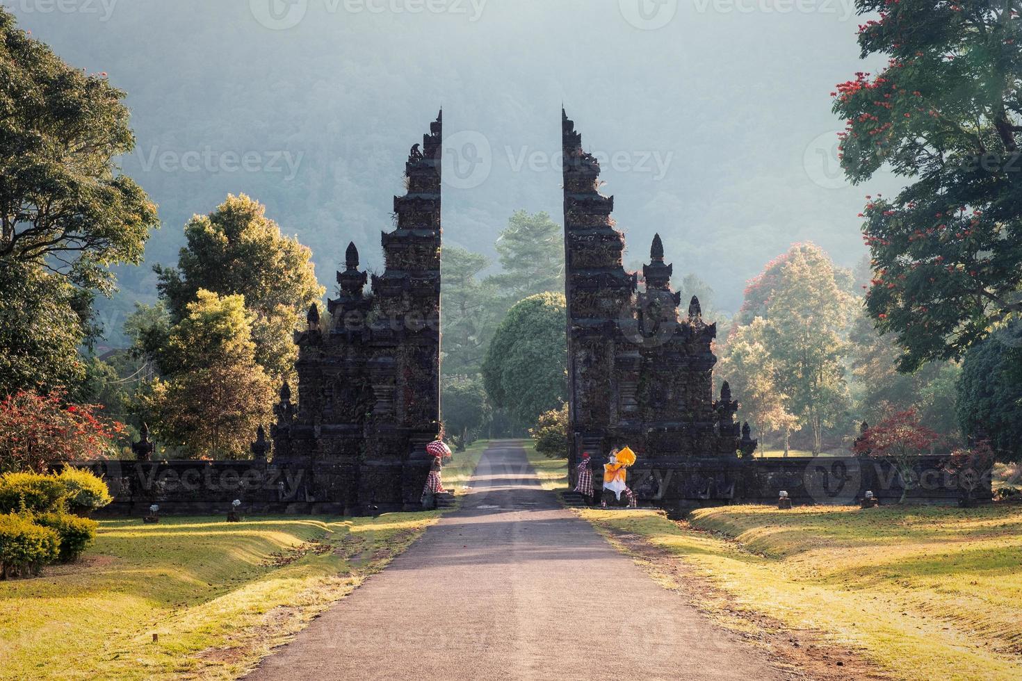 antica porta di bali con percorso in giardino foto