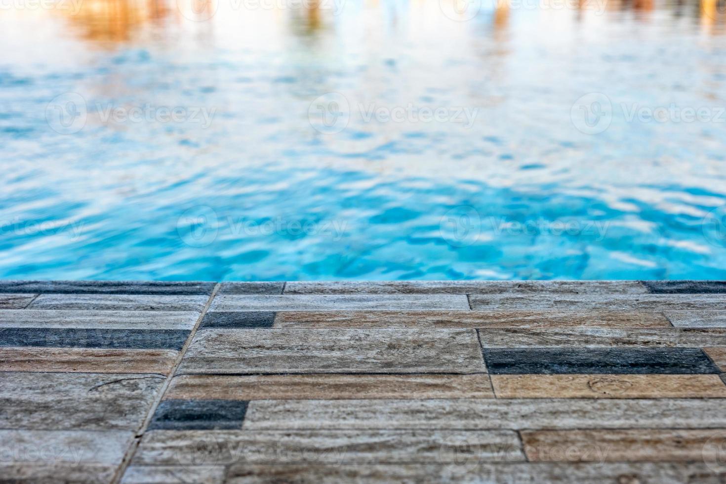 pavimentazione in mattoni di bordo piscina foto