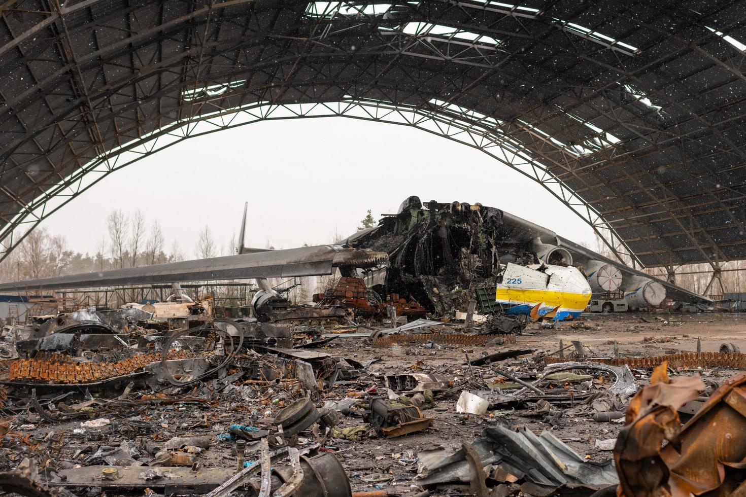 guerra distrutta nell'aeroporto dell'Ucraina dalle truppe russe foto