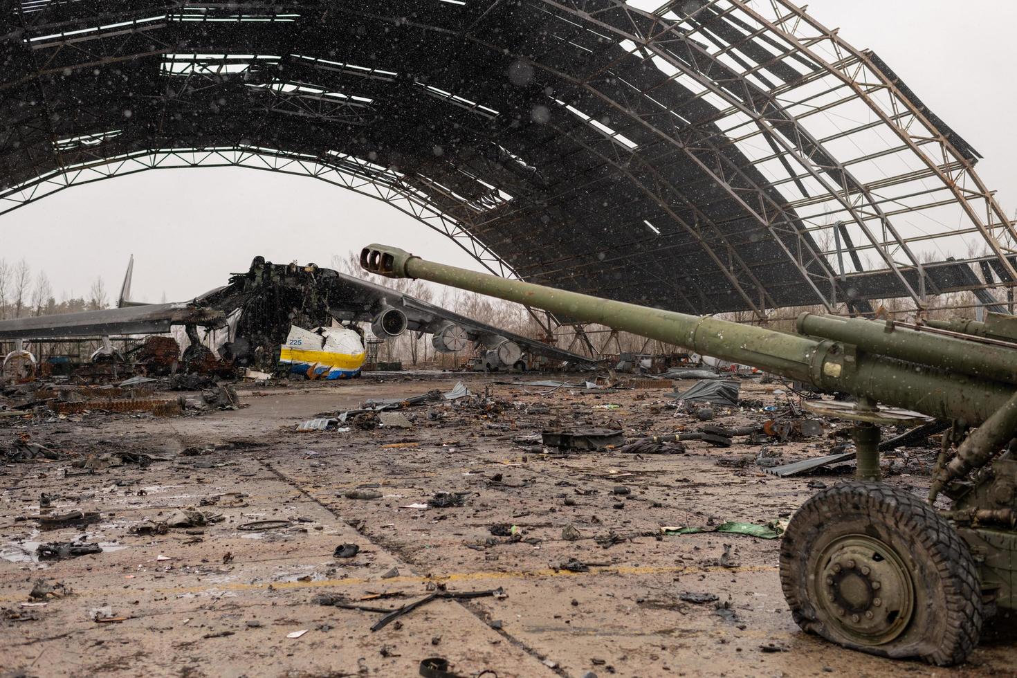 guerra distrutta nell'aeroporto dell'Ucraina dalle truppe russe foto