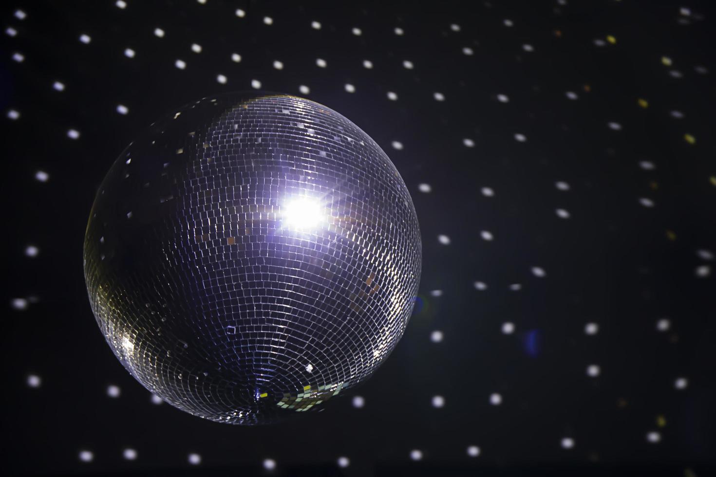 palla da discoteca argento lucido appesa al soffitto foto